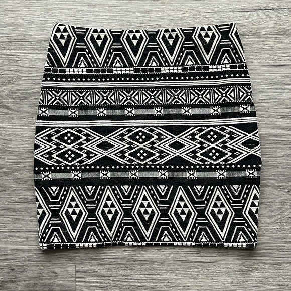 H&M Black and White Aztec Print Pencil Skirt Size S - Picture 7 of 7